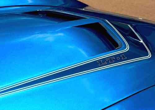 "LT-1"lettering.