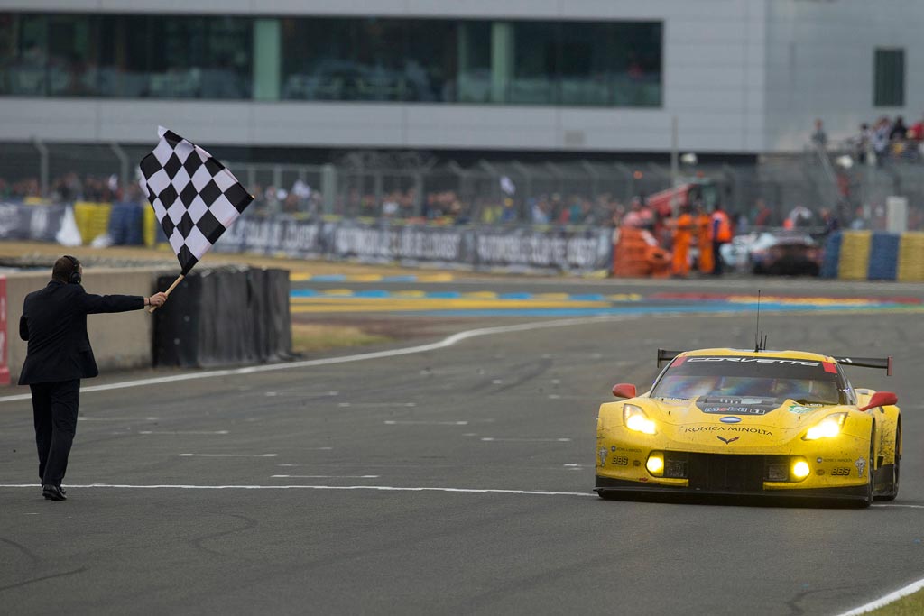 C7.R crossing the start/finish line