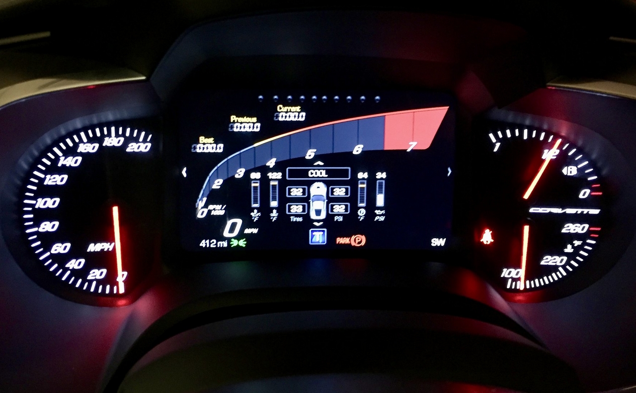 Das Armaturenbrett der C7 Corvette (alle Varianten) verfügt über drei auswählbare und konfigurierbare Bildschirme, die je nach Fahrbedingungen eingestellt werden können. Von Economy- über Sport- und Touring- bis hin zum Track-Modus ist jede Anzeige konfigurierbar, um dem Fahrer ein umfassendes (und sofortiges) Feedback zu geben.