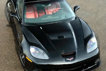 The 2006 C6RS features a "waterfall" hood developed by Pratt & Miller and used (to this day) on their various race car iterations.