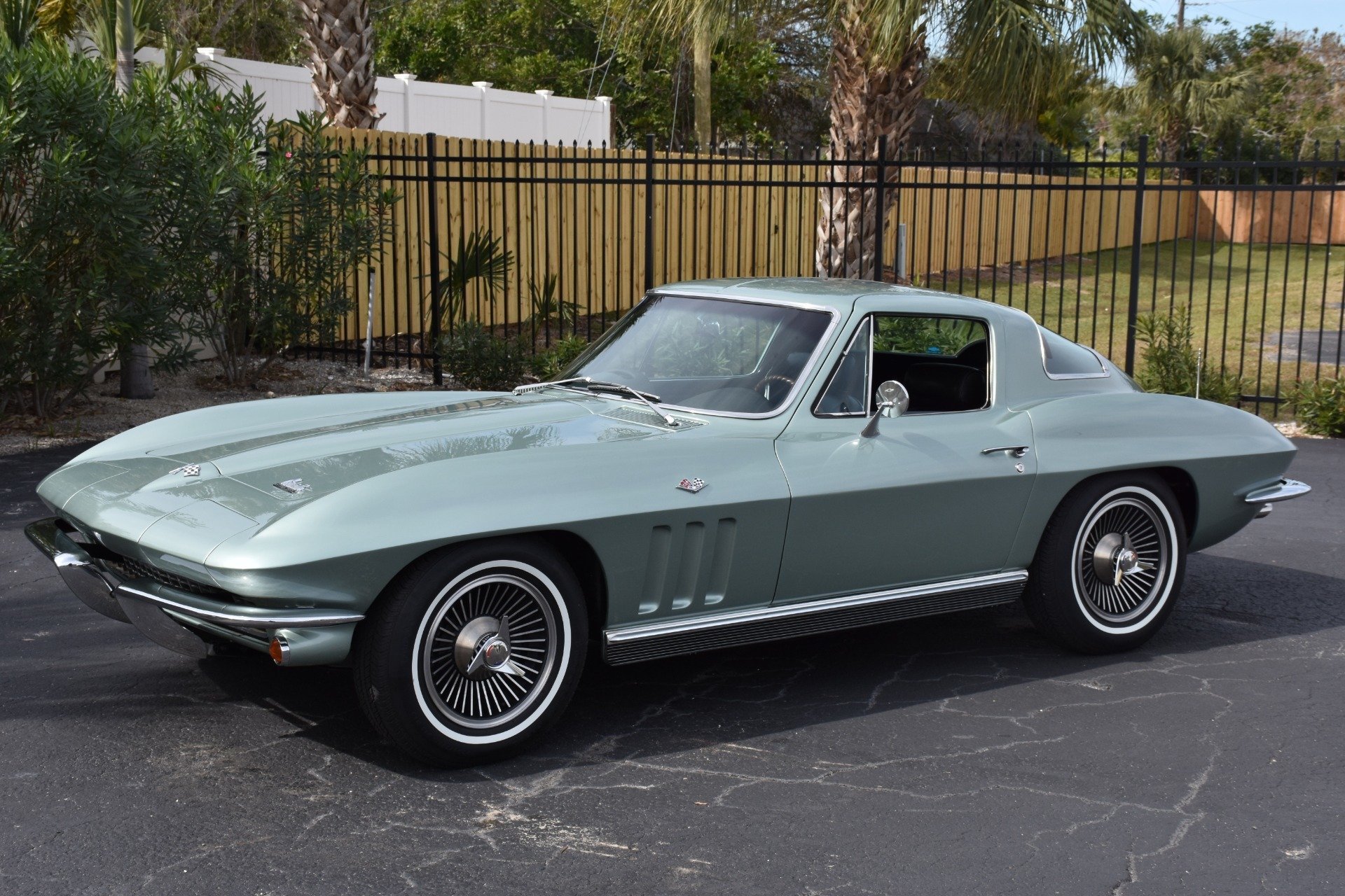 We found some examples of 1966 Corvette in the Mosport Green color scheme. 