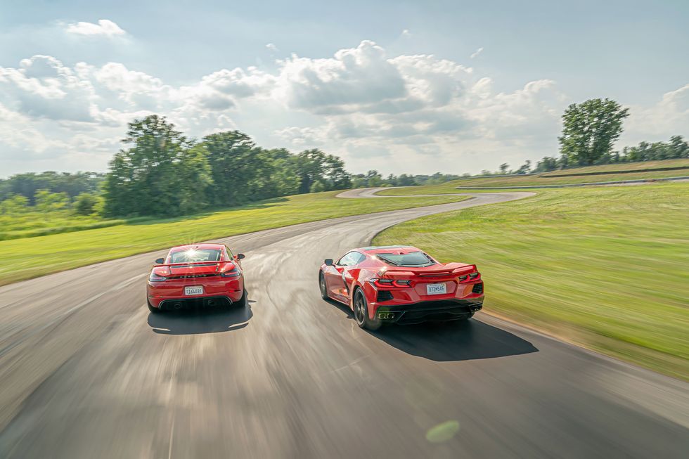 C8 vs GT4