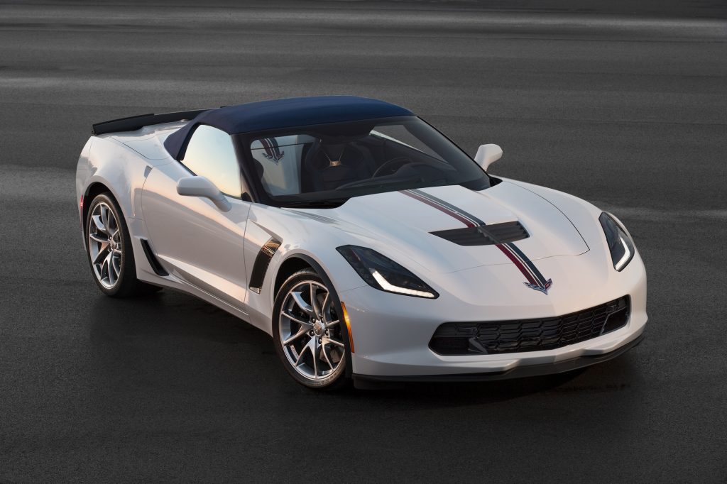The Twilight Blue Design Package offered on the 2016 Corvette Stingray and Z06 is distinguished by a special Twilight Blue full-color interior. On the exterior, Blade wheels and Shark Gray accent vents are unique. 