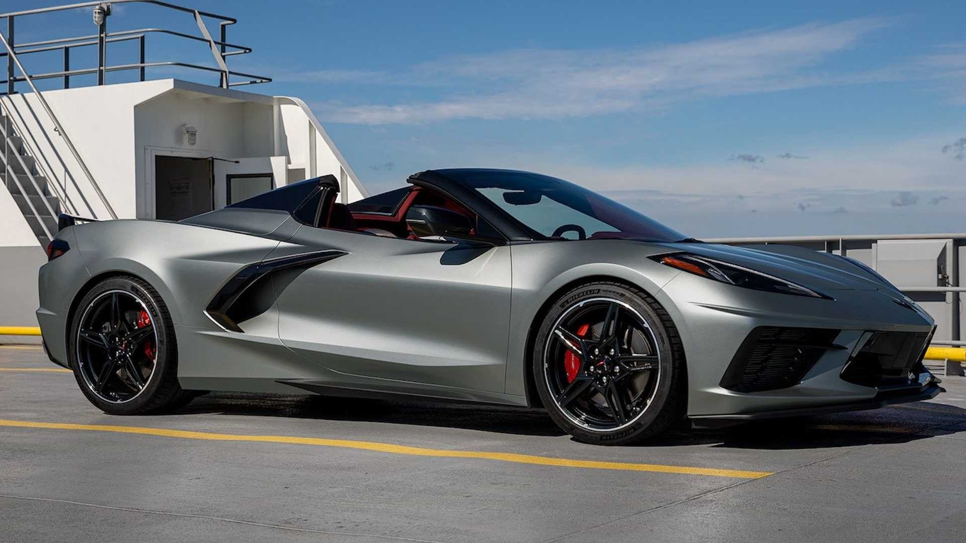 A view of one of the three colours available for the 2022 Chevrolet Corvette Stingray: a color called Hypersonic Grey