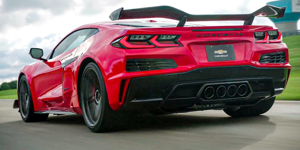 2023 Chevrolet Corvette Z06 Goes Full Throttle At The Racetrack!