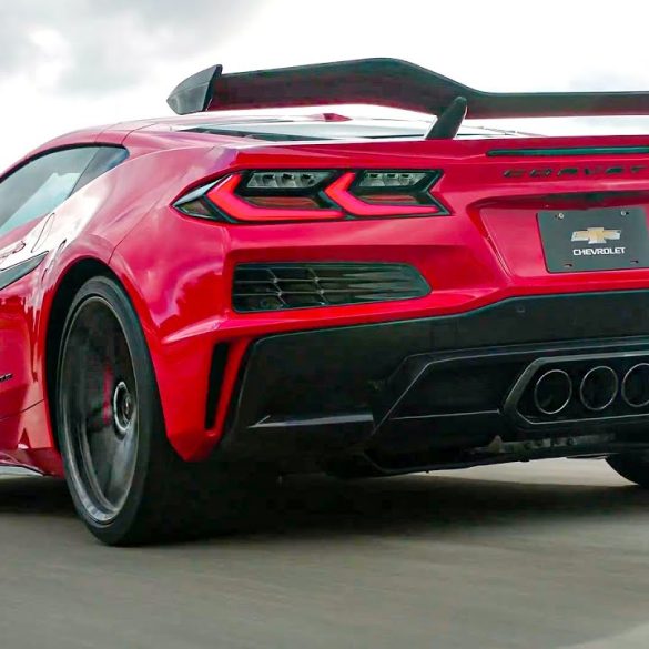 2023 Chevrolet Corvette Z06 Goes Full Throttle At The Racetrack!