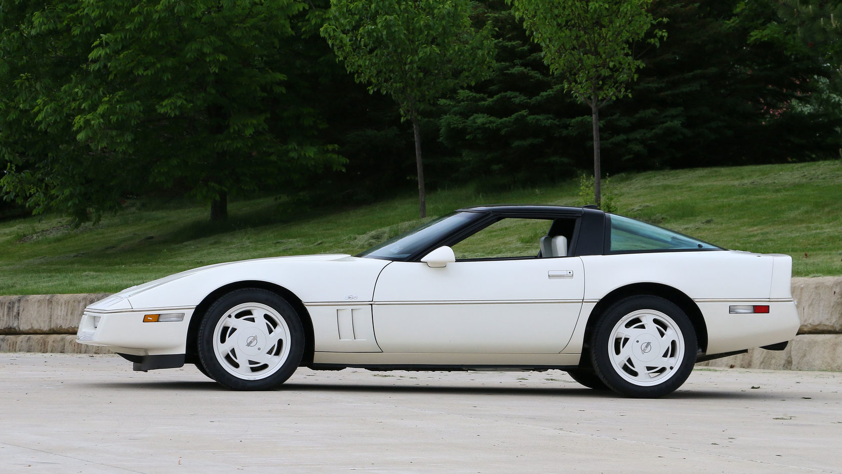 Un survole des 8 Corvette "Anniversary Edition". 1988-35th-Anniversary-Edition