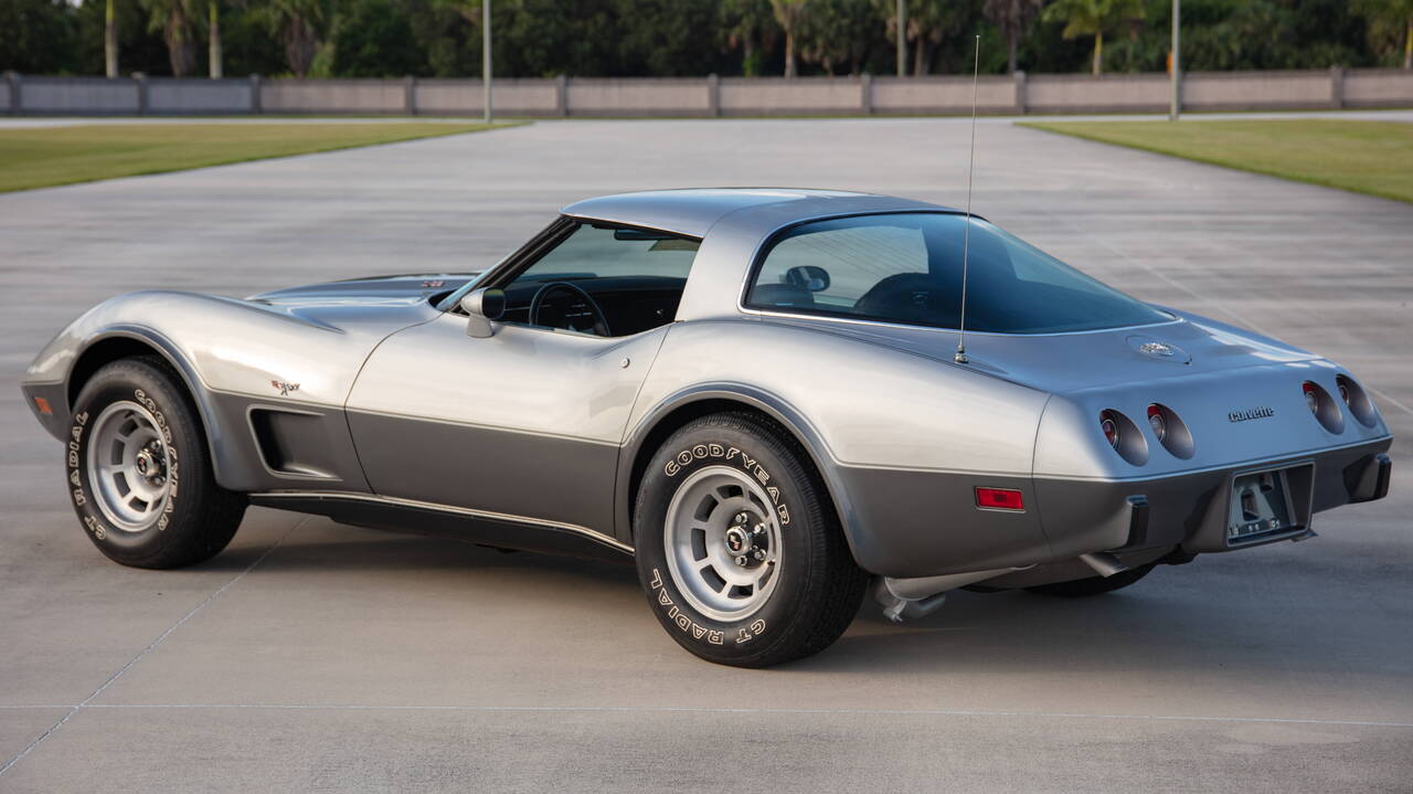 Un survole des 8 Corvette "Anniversary Edition". 1978-Silver-Anniversary-Corvette