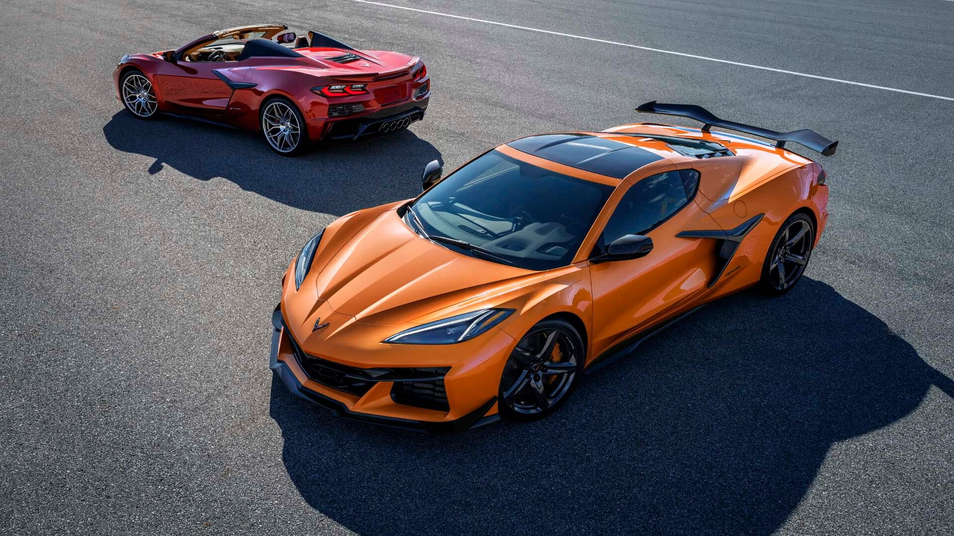 주황색과 빨간색 C8 Corvette Z06
