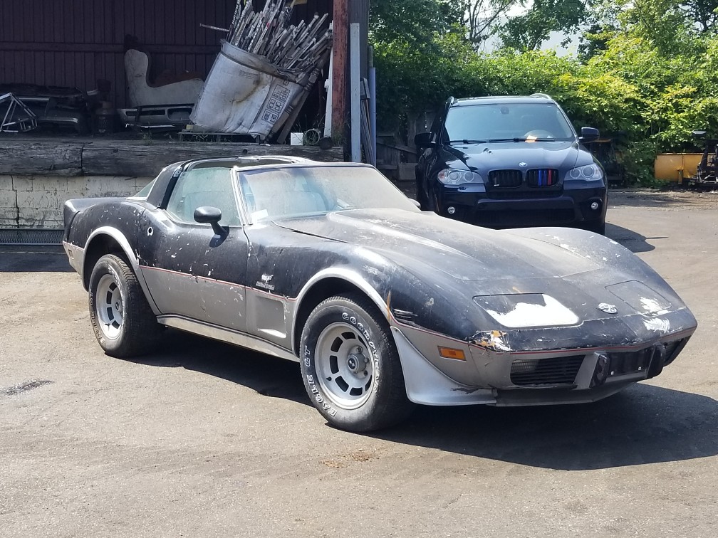 Une Corvette 1978 "Indy Pace Car" (Barn Find) rescapée. Before-shot