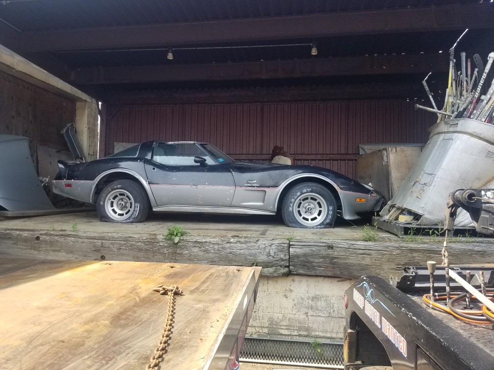 corvette - Une Corvette 1978 "Indy Pace Car" (Barn Find) rescapée. Salvage-yard