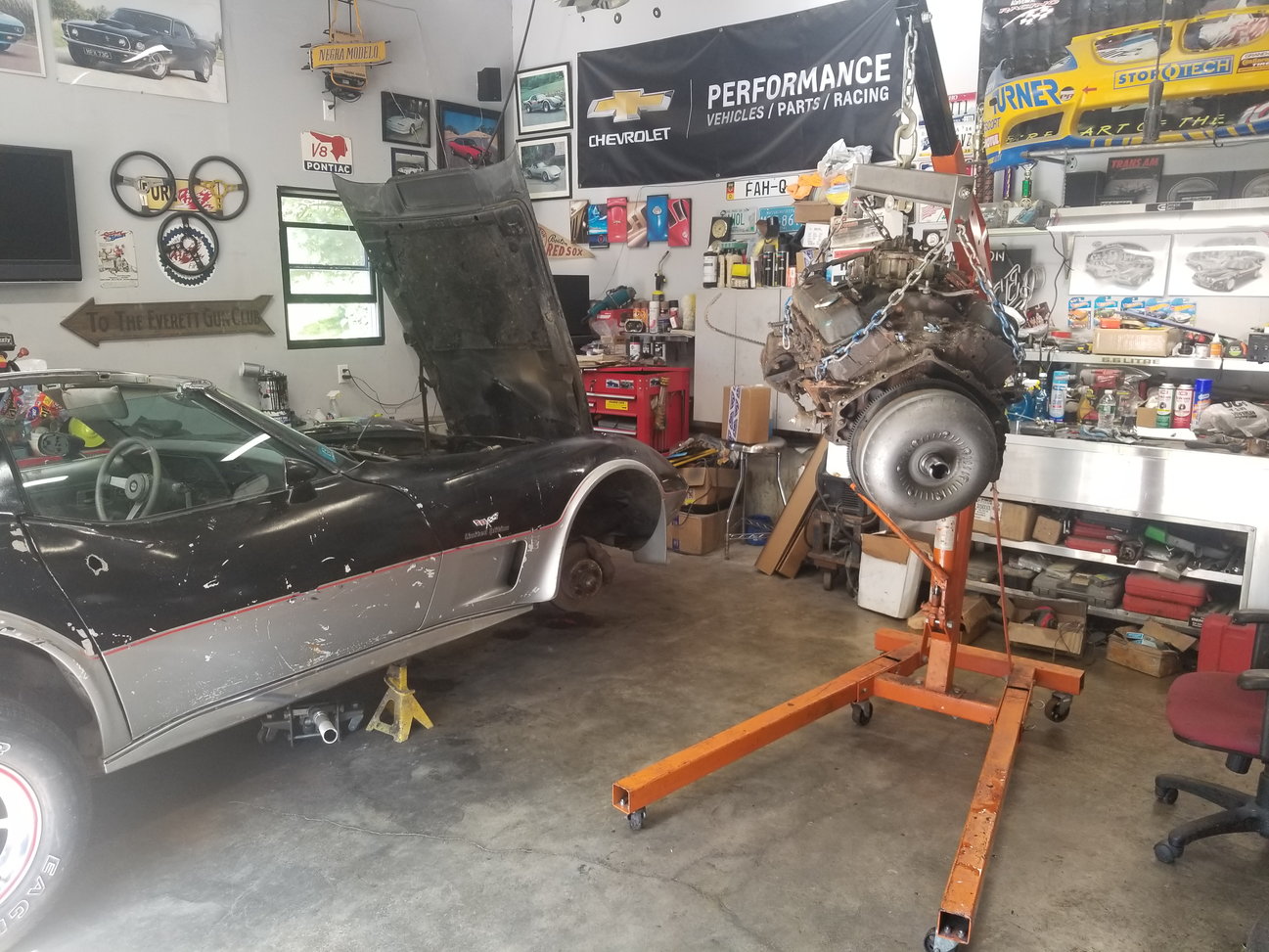 Une Corvette 1978 "Indy Pace Car" (Barn Find) rescapée. Engine-removal-2