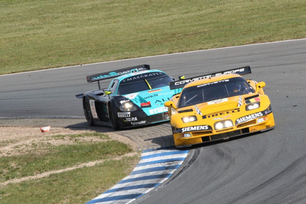 Corvette C5R fighting a Maserati MC12